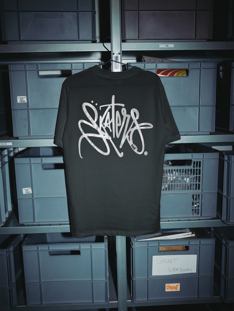 Grunt Sakra T-shirt – Cool t-shirt til drenge med stort backprint i sort 